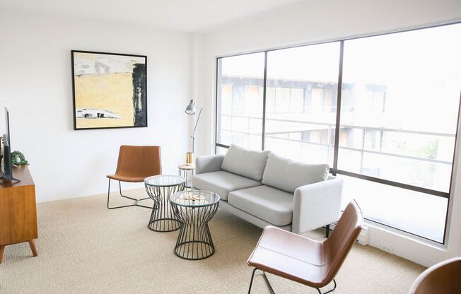 **2 WEEKS FREE RENT & 3 MONTHS FREE PARKING** Centrally Located 1bd/1bath Apartments in Heart of Nob Hill