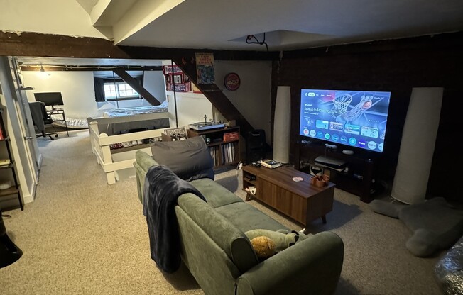 3 beds, 2 baths, 1,600 sqft, $4,200, Unit 3