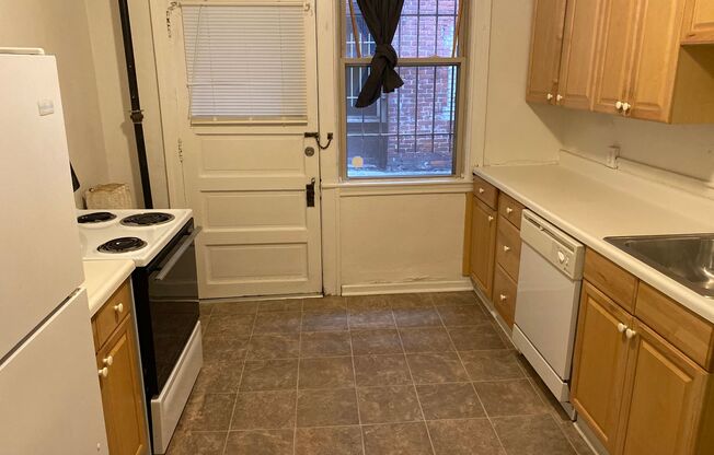 3 beds, 1.5 baths, $2,100, Unit 905 Maryland Apt 2