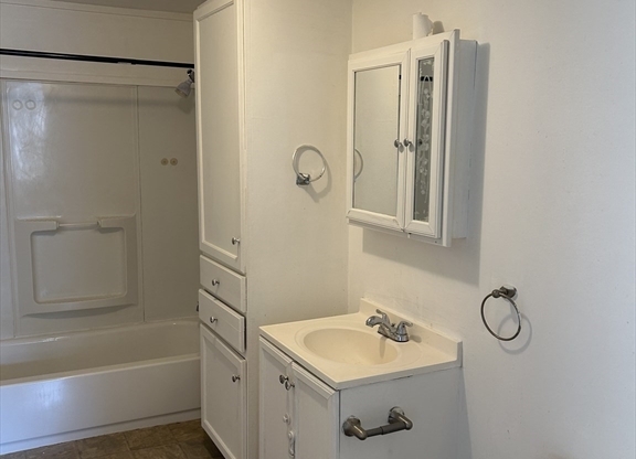 3 beds, 1 bath, $2,300, Unit 1