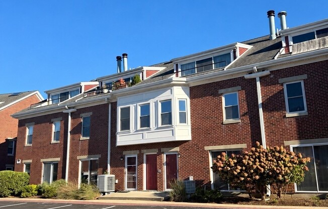 2 beds, 2.5 baths, 1,550 sqft, $2,850, Unit Unit 44