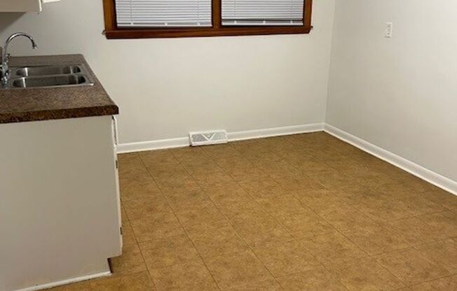 2 beds, 1 bath, $1,195, Unit 6545 N 58th Street (Lower)