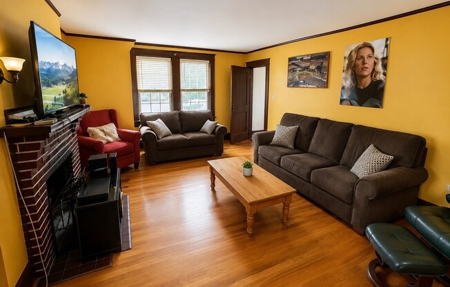 3 beds, 1 bath, 1,300 sqft, $2,800, Unit 2