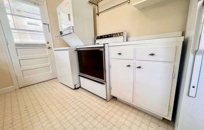 2 beds, 1 bath, $1,900