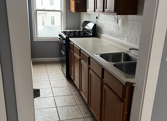 3 beds, 1 bath, 1,100 sqft, $1,550, Unit 2w