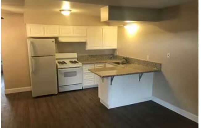 1 bed, 1 bath, 700 sqft, $1,300, Unit 19
