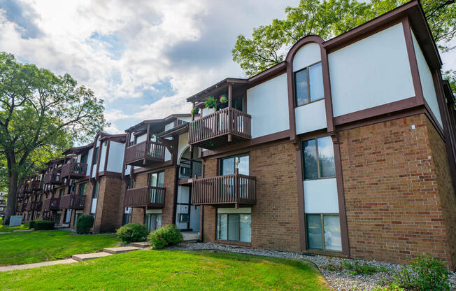 Courtyard With Walking Paths at Glen Oaks Apartments, Muskegon, 49442