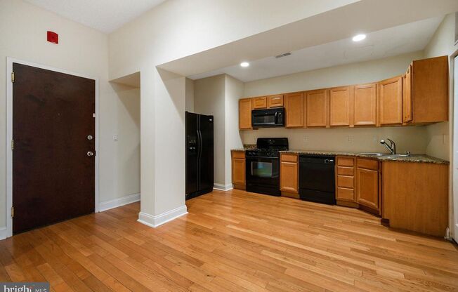 2 beds, 2 baths, 988 sqft, $2,100, Unit 215