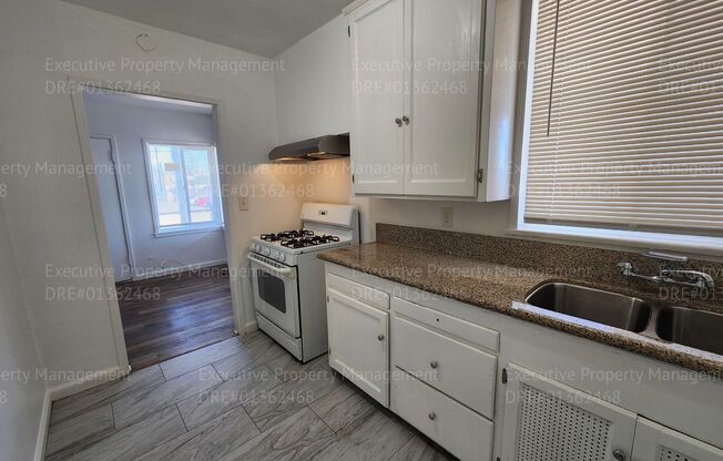 Studio, 1 bath, 400 sqft, $875, Unit 8