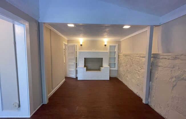 ((1/2 May's Rent)) Cozy 1 Bedroom 1 Bath  Downstairs Unit Ready for Move-in ~ Fantastic Fort Worth Location ~ Spacious Bedroom ~ Walk In Shower ~