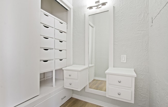 Ancelle Apartments - Studio Closet/Vanity