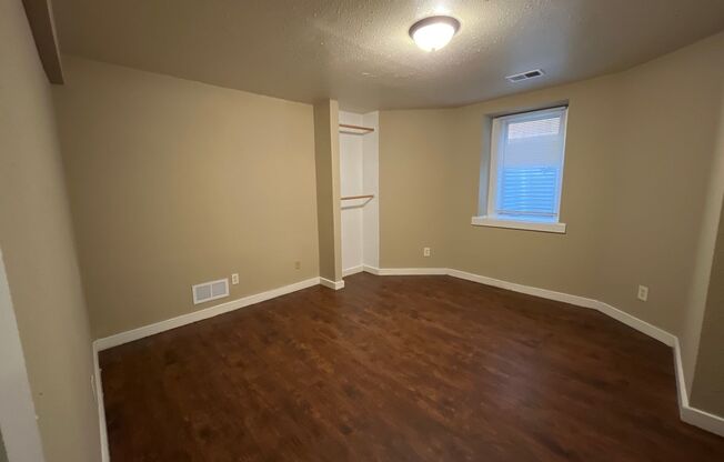 4 beds, 1 bath, 1,100 sqft, $1,475, Unit Unit 5