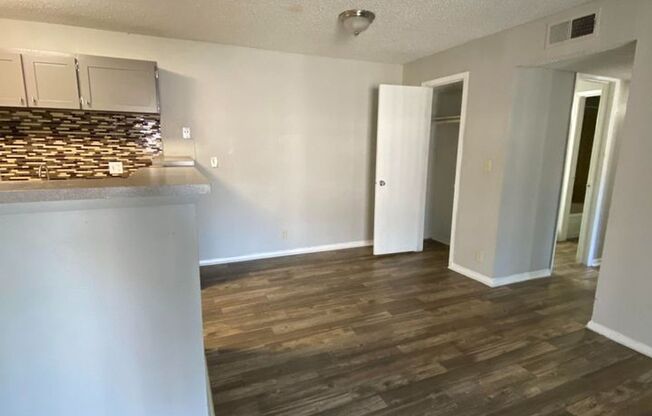 2 beds, 1 bath, 900 sqft, $1,051, Unit 16E
