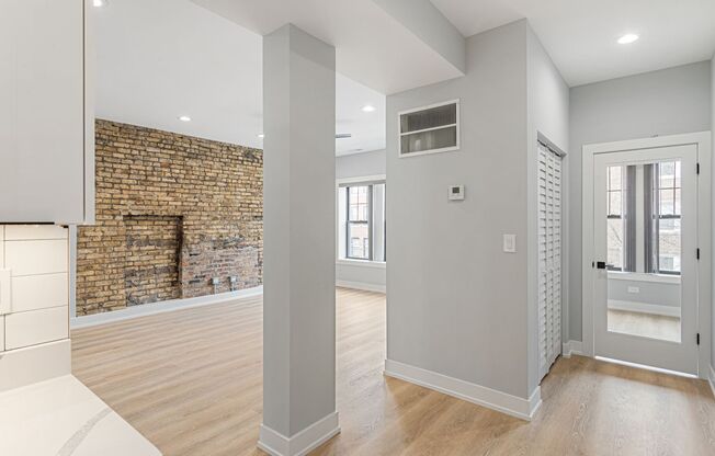 7642 48 N EASTLAKE TERRACE