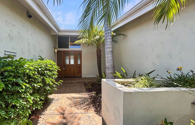 Gorgeous 3BD/2BA House in Pacific Beach W/ Central A/C, W/D, Bay Views, and Waterfall Jacuzzi!