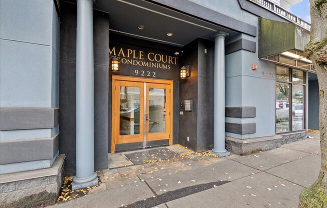 Prime Maple Leaf Bright 2-Bed 2-Bath Corner Condo