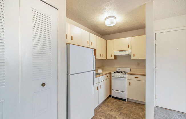 Studio Kitchen at Wingate Apartments, Kentwood, MI, 49512