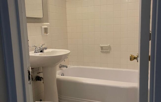 2 beds, 1 bath, 820 sqft, $1,300, Unit 07F