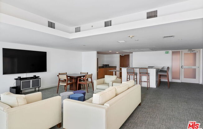 1 bed, 1 bath, 814 sqft, $4,250, Unit 415
