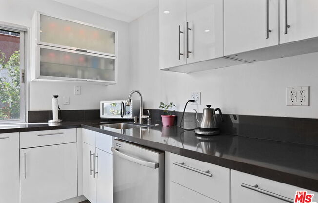 2 beds, 2 baths, 1,009 sqft, $3,500, Unit 414