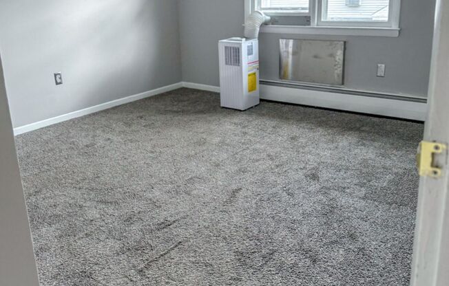 2 beds, 1 bath, $1,650, Unit 93 Fowler St #2R