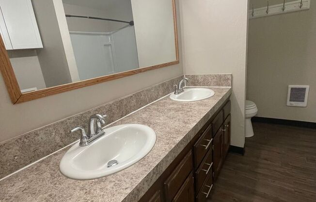 2 beds, 1 bath, 870 sqft, $1,500, Unit 53-01