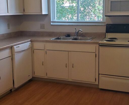 2 beds, 1 bath, 900 sqft, $945, Unit 05224-4