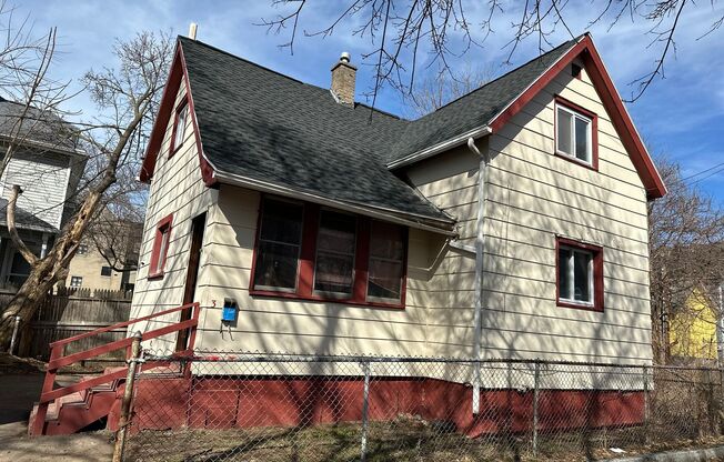 YUO WILL FALL IN LOVE WITH THIS COZY HOME !!!
