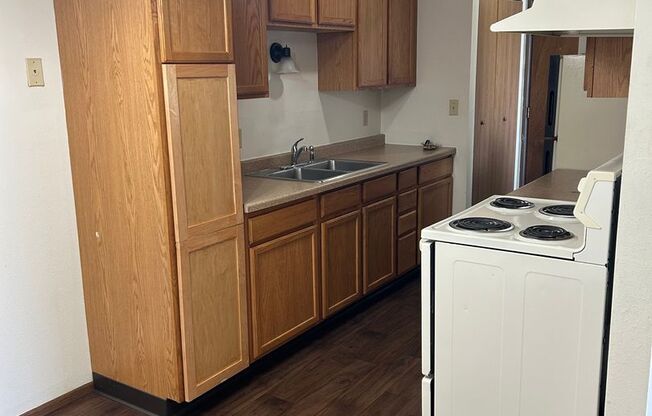 2 beds, 1 bath, 833 sqft, $850, Unit 17