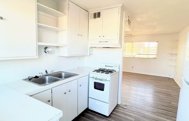 2 beds, 1 bath, 800 sqft, $1,095, Unit FO2528-E