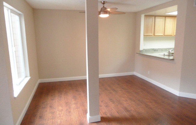 3 bed/2 bath Upstairs condo! Hardwood floor, full kitchen, washer/dryer