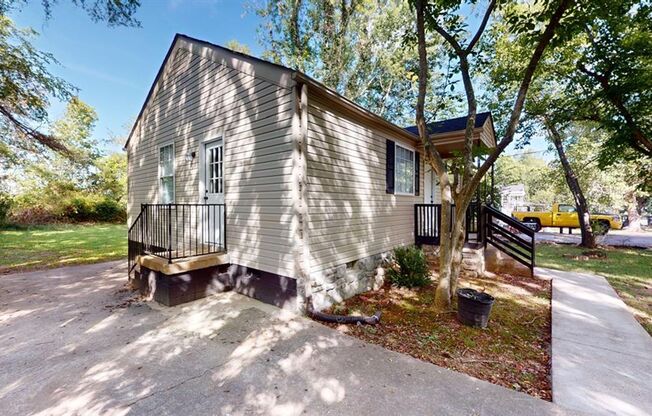 Cozy 2 bedroom 1 bath home. Conveniently located in the heart of Clarksville.