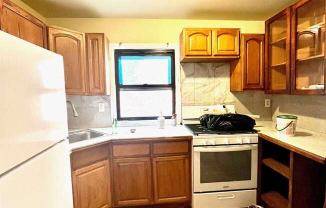 3 beds, 2 baths, 3,043 sqft, $3,400