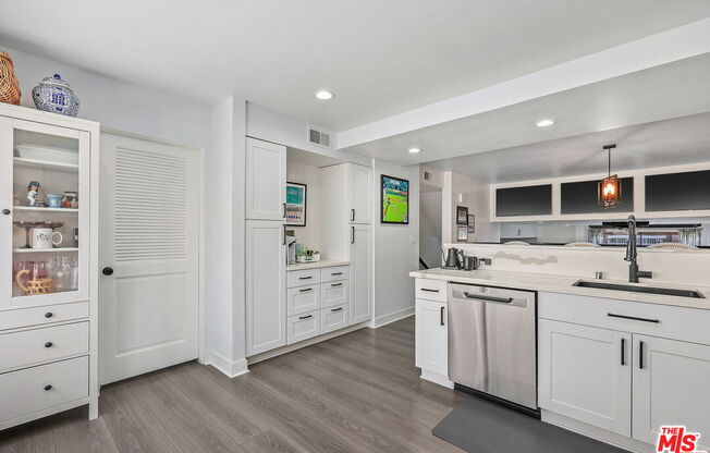 4329 REDWOOD AVE
