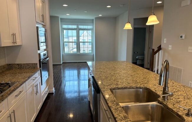 Gorgeous 4-Bed 3.5-Bath Townhouse next to Ft Meade