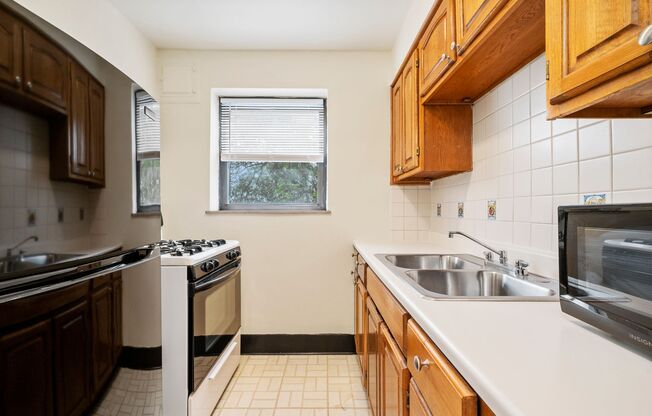 1 bed, 1 bath, 851 sqft, $1,000, Unit 306
