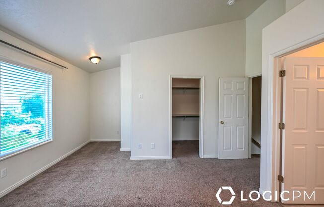 3 beds, 2.5 baths, 1,350 sqft, $1,695, Unit Upstairs