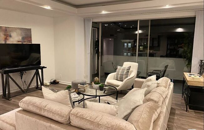 1 bed, 1.5 baths, 998 sqft, $3,500, Unit 503