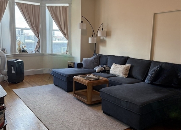 1 bed, 1 bath, 610 sqft, $3,200, Unit 609