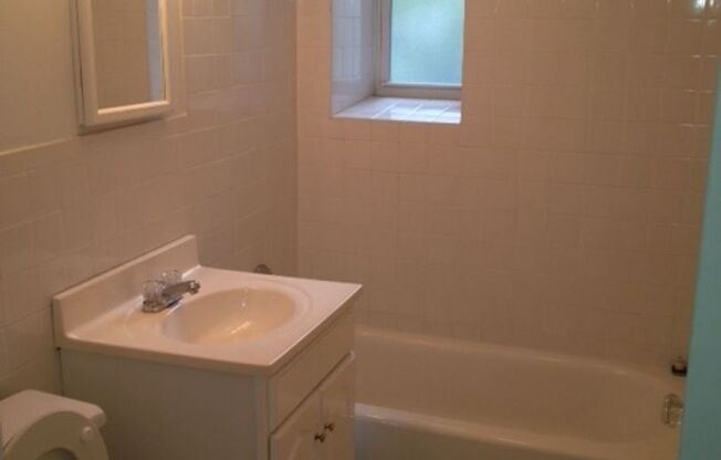 1 bed, 1 bath, 768 sqft, $1,385, Unit Royal York 106