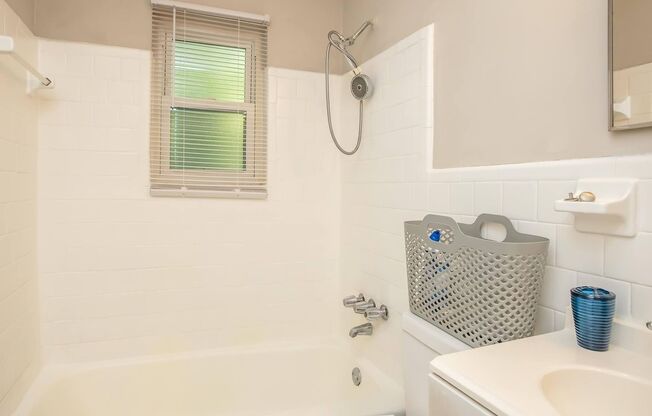 2 beds, 1 bath, 770 sqft, $1,285, Unit G2