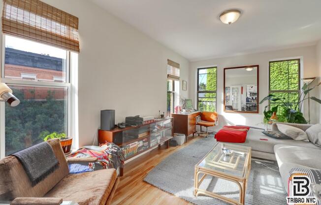955 SENECA AVE