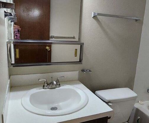 2 beds, 1 bath, 715 sqft, $895, Unit C102