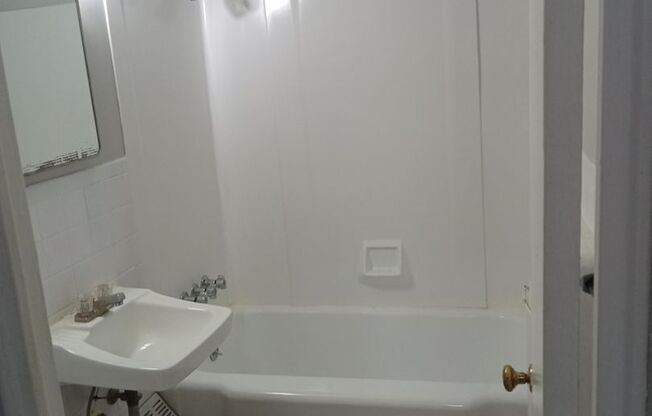 Studio, 1 bath, 400 sqft, $1,200, Unit 823