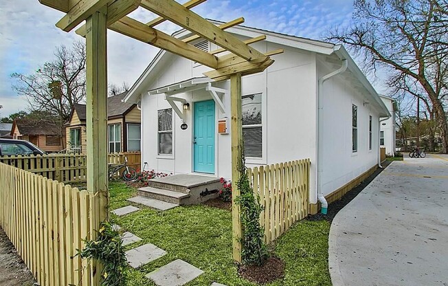 Great Location! Well kept 2/1 in 77022 move-in ready upon approval.