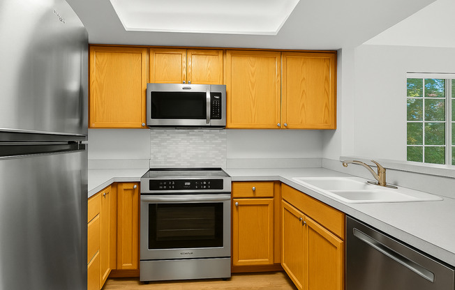 Beautiful 2 bed, 1.5 bath Townhome located in Edmonds $2395/mo.