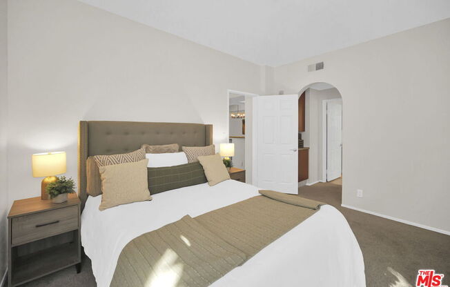 2 beds, 2 baths, 942 sqft, $559,900, Unit 135