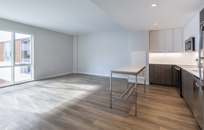 1 bed, 1 bath, 716 sqft, $4,030, Unit 406