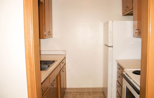 1 bed, 1 bath, 648 sqft, $695, Unit B11