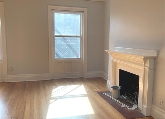 Studio, 1 bath, 400 sqft, $2,200, Unit 4